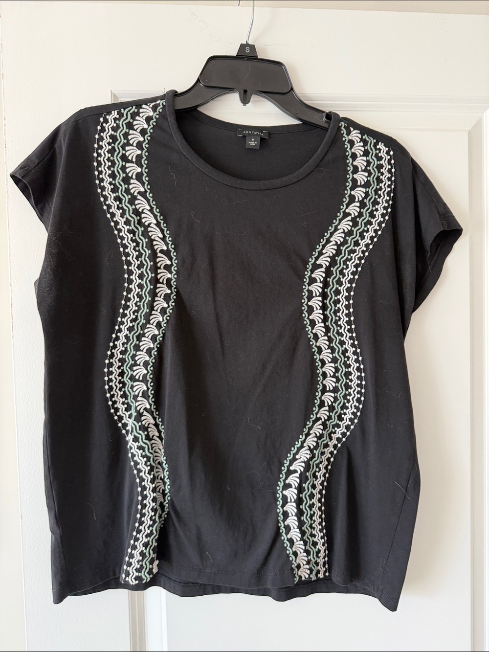 Ann Taylor dark navy Short Sleeve Tee with White & Mint Embroidery